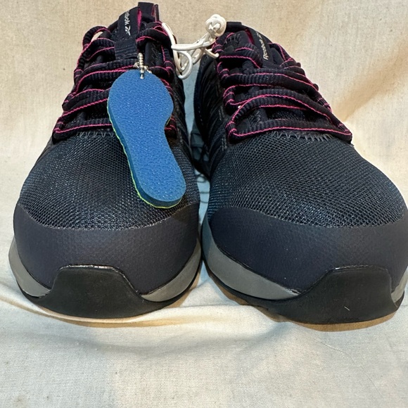 Woman’s Reeboks - Picture 6 of 7